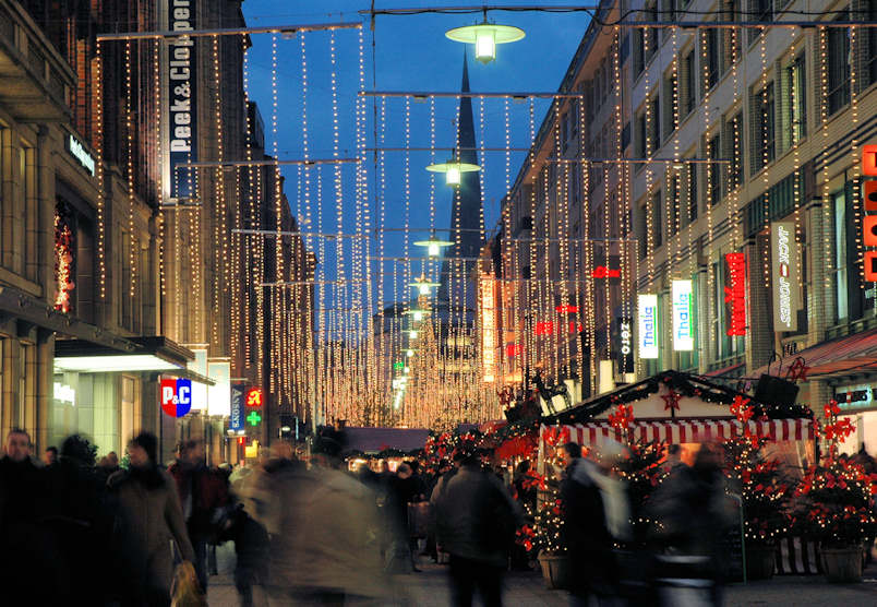 1986_0432 Weihnachtsbeleuchtung über dem Adventsmarkt Spitalerstr. - Fussgänger. | Adventszeit - Weihnachtsmarkt in Hamburg - VOL.1